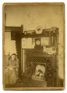 暖炉のそばに座っている女性 作： Unknown